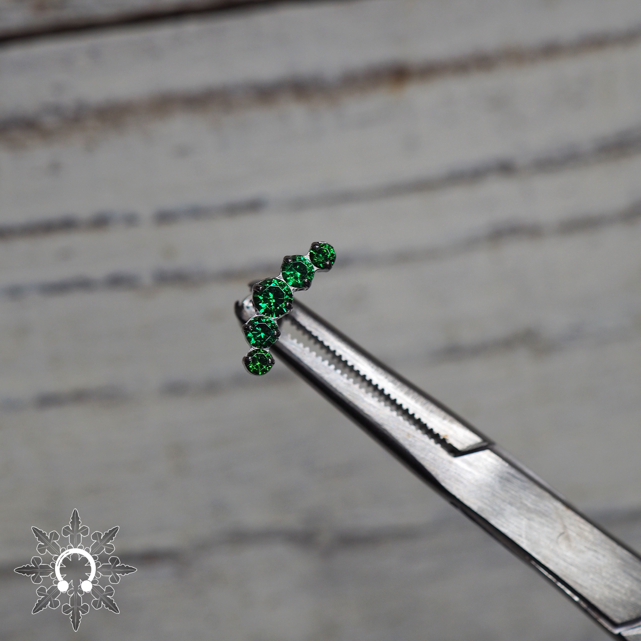 Topo com 5 zorcônias na cor esmeralda 